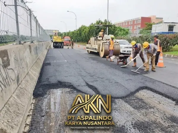 jasa aspal hotmix jakarta melakukan pekerjaan di pinggir tol jakarta