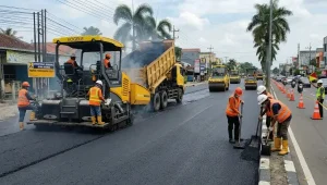 tukang aspal mengerjakan di siang hari
