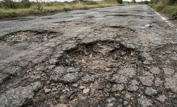 penyebab jalan aspal mudah rusak karena pemadatan tanah yang kurang